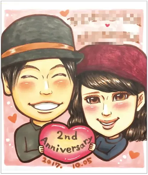むうが描いたピンクのハート柄背景のカップル2年記念日似顔絵